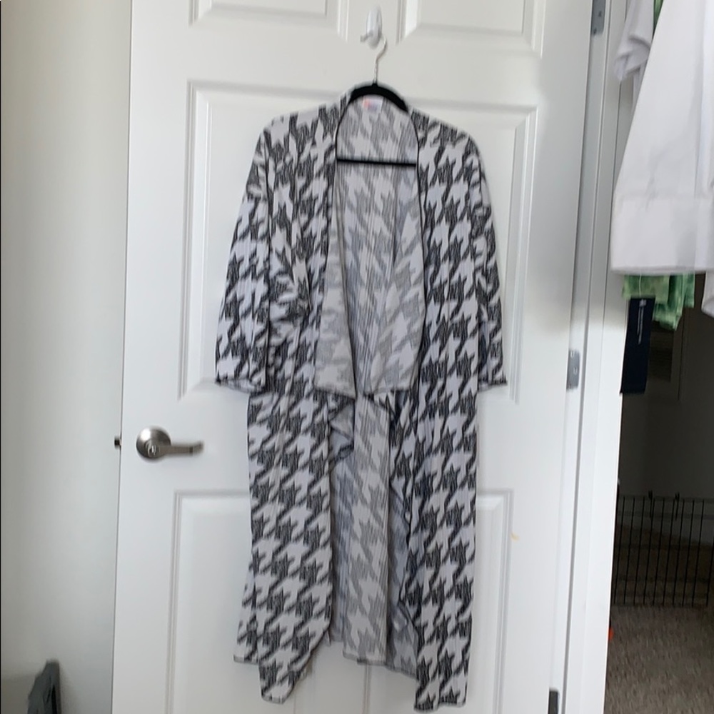 LuLaRoe Shirley Houndstooth